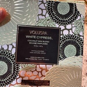 VOLUSPA
WHITE CYPRESS COCONUT WAX BLEND
BOUGIE PARFUMEE